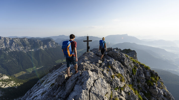 Auf dem Gipfel: Zwei Wanderer aus der Ferne auf eine Berggipfel | © DAV/Wolfgang Ehn